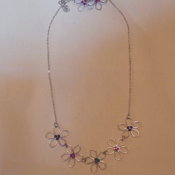PAPARAZZI (R) Silverton Metal Chain Necklace Hanging Earrings Set Flowers 14y.o+ - Picture 2 of 8